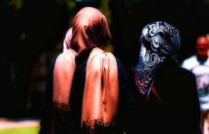 muslim-women-walking_fotor-pixlr